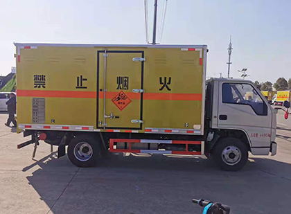 垫江爆破器材运输车工人安全操作规范与智能技术保障